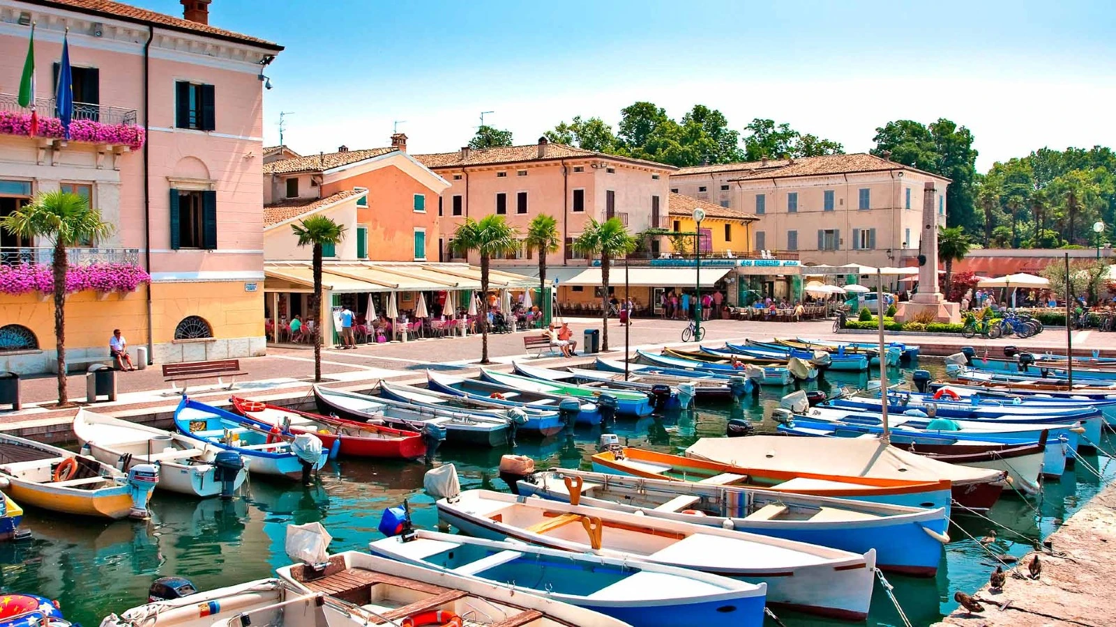 Veduta sul porto e sulla piazza di Bardolino sul Lago di Garda