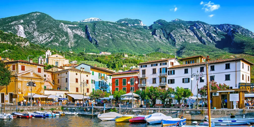Veduta panoramica del paese di Garda sul Lago di Garda