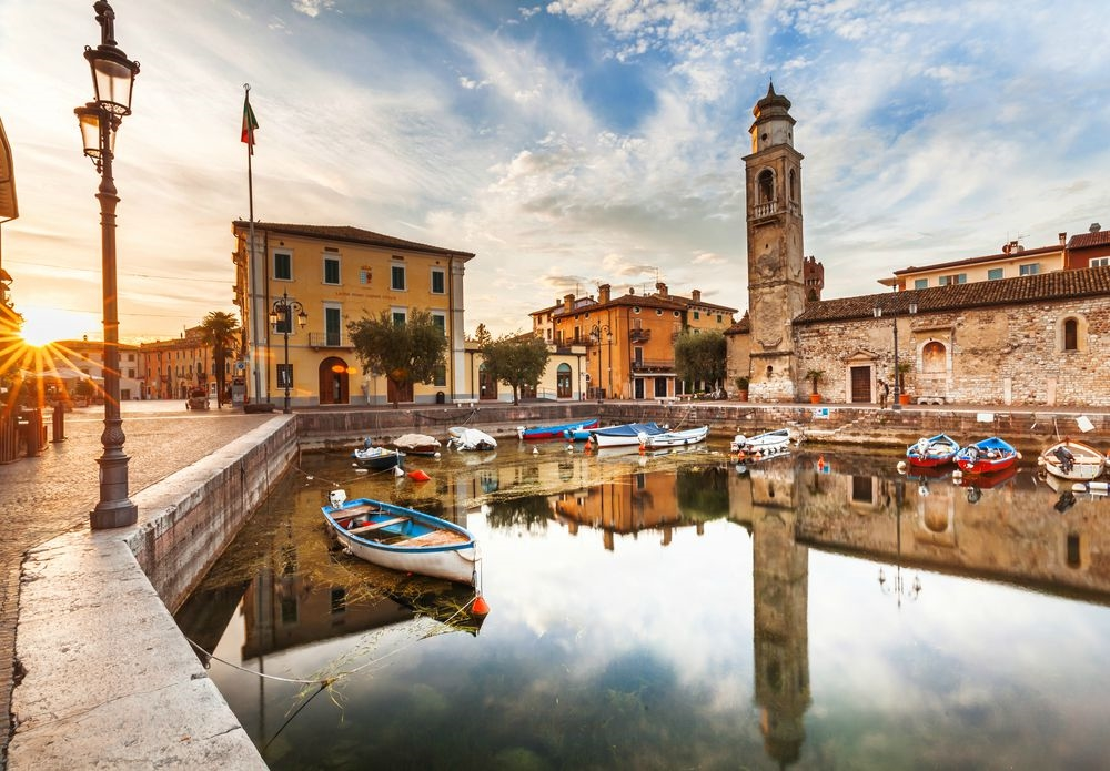 Vista sul porto di Lazise sul Lago di Garda