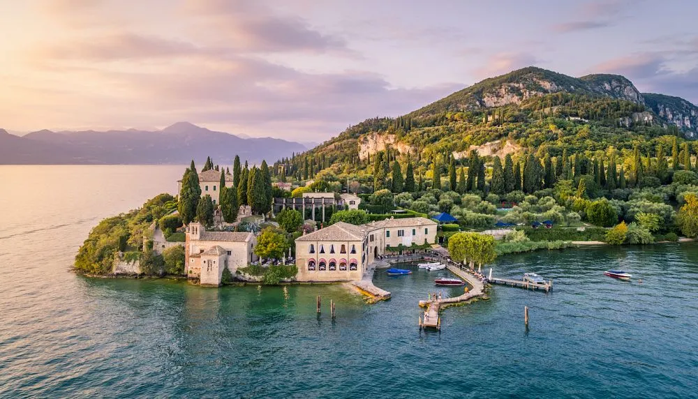 Vista aerea di Punta San Vigilio sul Lago di Garda